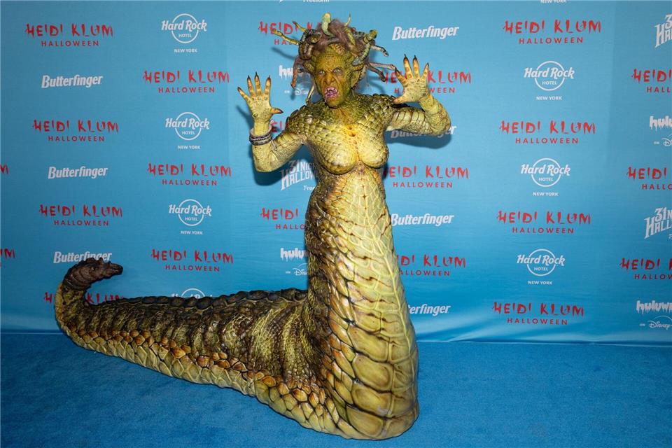 Heidi Klum als monströse Medusa - Tom zu Stein erstarrt Klum gilt als Queen of Halloween. CJ Rivera/Invision/AP/dpa