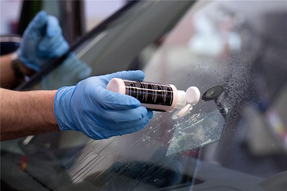 Knacks - ein Steinschlag im Glas muss nicht immer gleich den Austausch der ganzen Windschutzscheibe erfordern.Arno Burgi/dpa-Zentralbild/dpa-tmn