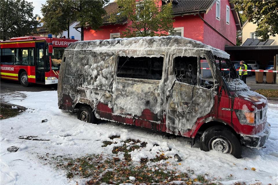 „Knallgeräusche“ und ein brennender Transporter schrecken die Anwohner in einem ruhigen Münchner Stadtviertel auf.Roland Freund/dpa