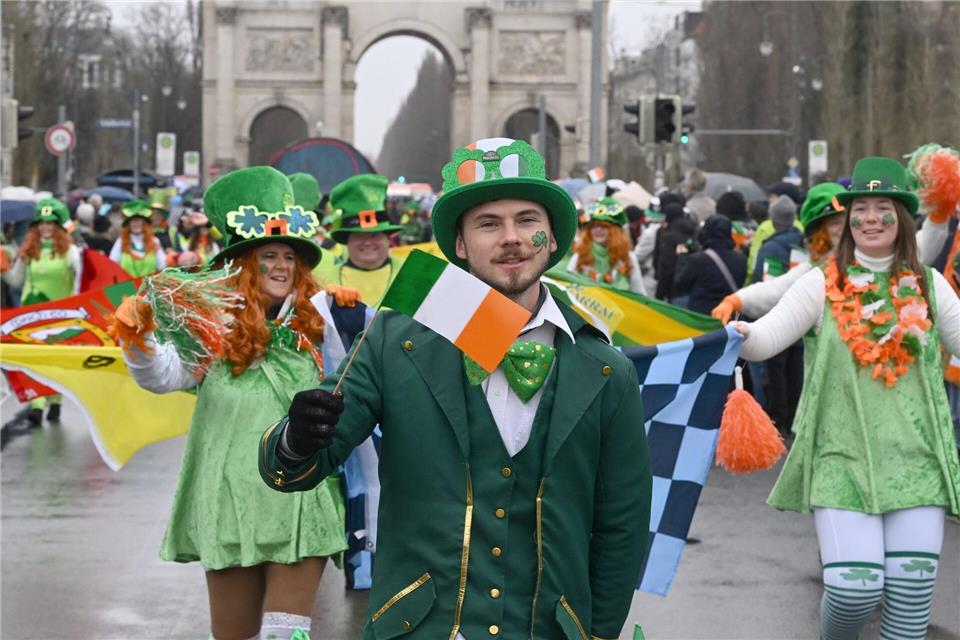 Knapp 1.500 Teilnehmerinnen und Teilnehmer in 70 Gruppierungen laufen in diesem Jahr in der Parade mit. (Archivbild)Felix Hörhager/dpa
