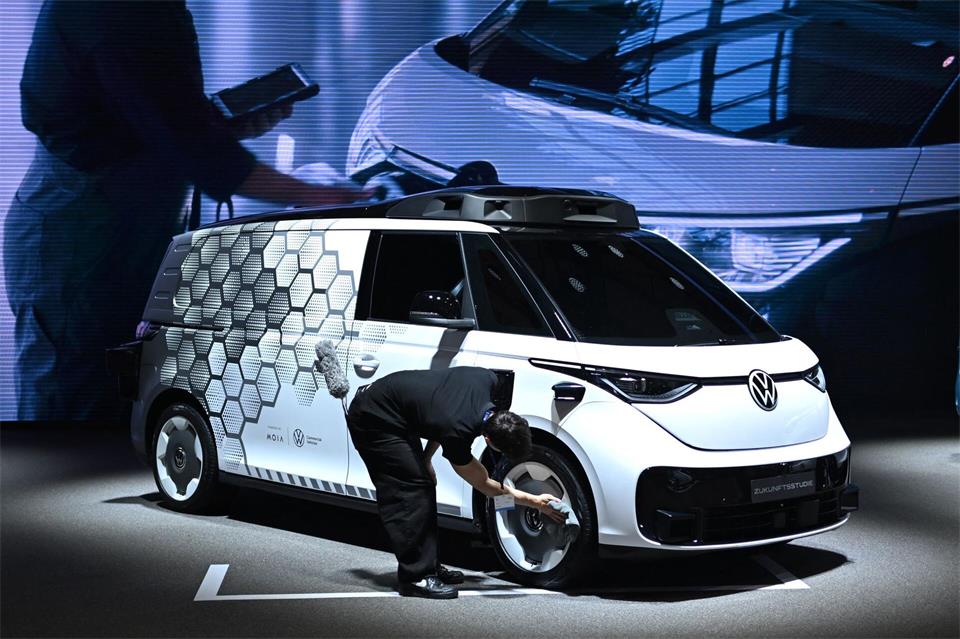 Knapp 1.600 Aussteller sind laut VDA auf der IAA Transportation vertreten.Julian Stratenschulte/dpa