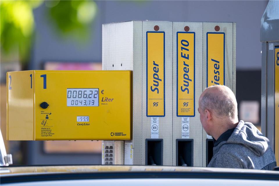 Knapp 17 Cent sank die Steuer auf Benzin und Diesel zum Maianfang. Komplett ist dies bisher nicht bei den Autofahrern angekommen.Pia Bayer/dpa