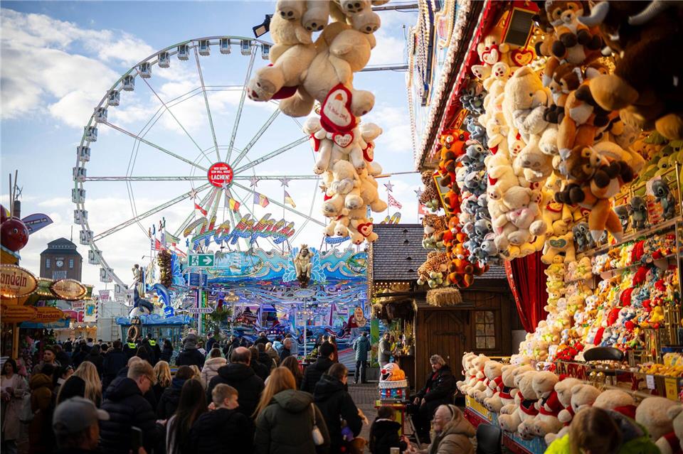 Knapp 200 Buden und Attraktionen hat die diesjährige Osterwiese zu bieten.Sina Schuldt/dpa