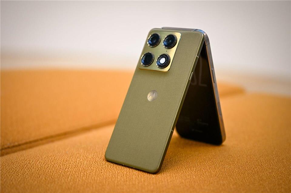 Knapp 8 Millimeter ist das Motorola Signature dick - mit Ausnahme des Kamerabuckels.Nico Tapia/dpa-tmn