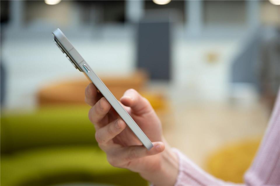 Knapp 8 Millimeter misst das Nothing (4a) Pro und liegt dabei ganz angenehm kühl in der Hand.Nico Tapia/dpa-tmn