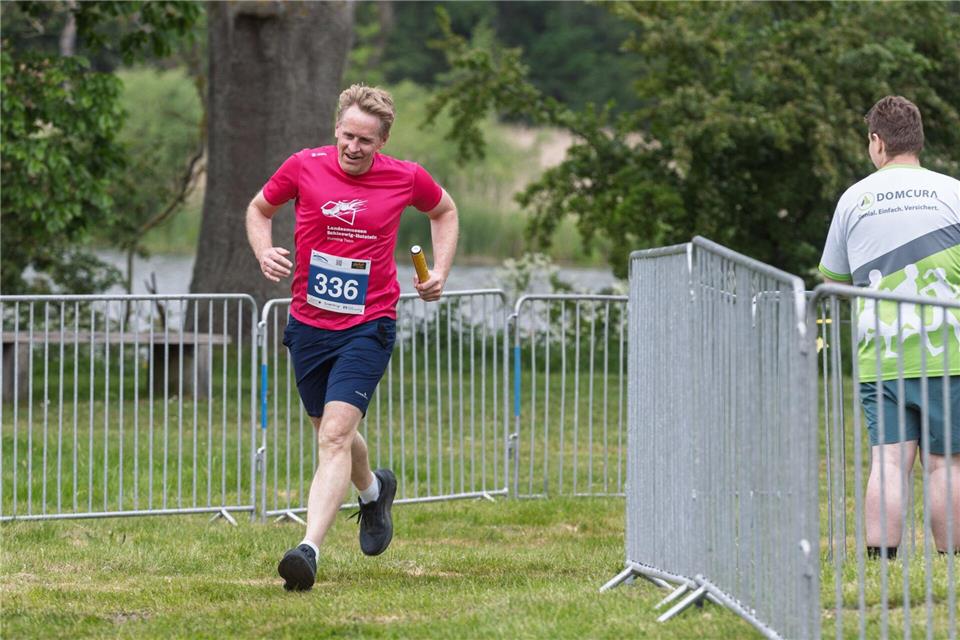 Knapp acht Kilometer hat Günther den Staffelstab bis ins Schloss Gottorf getragen.Markus Scholz/dpa