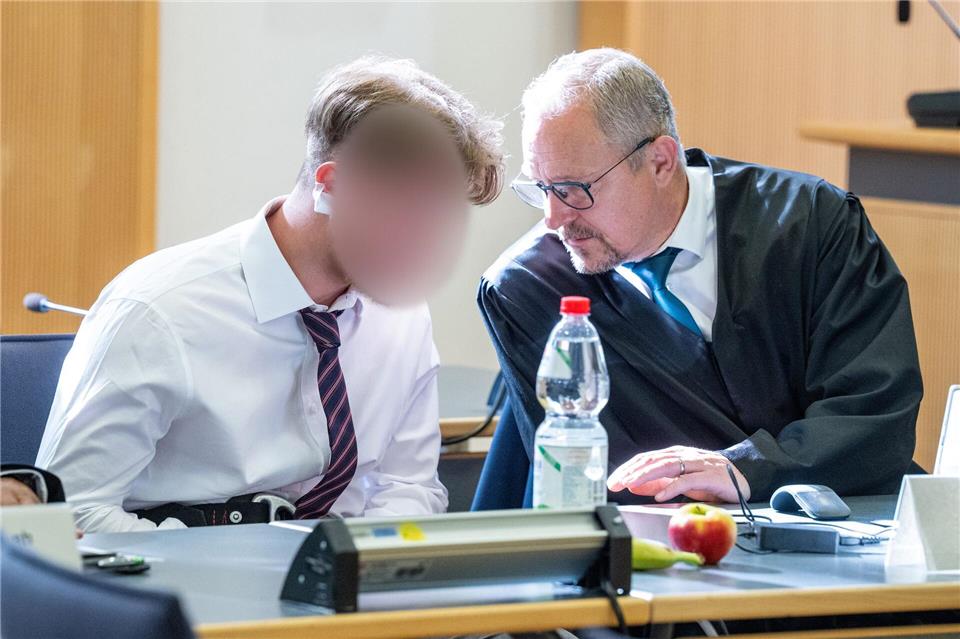 Knapp ein Jahr nach einem Axtangriff in einem ICE in Niederbayern hat der Prozess gegen den beschuldigten 21-jährigen Syrer begonnen.Armin Weigel/dpa