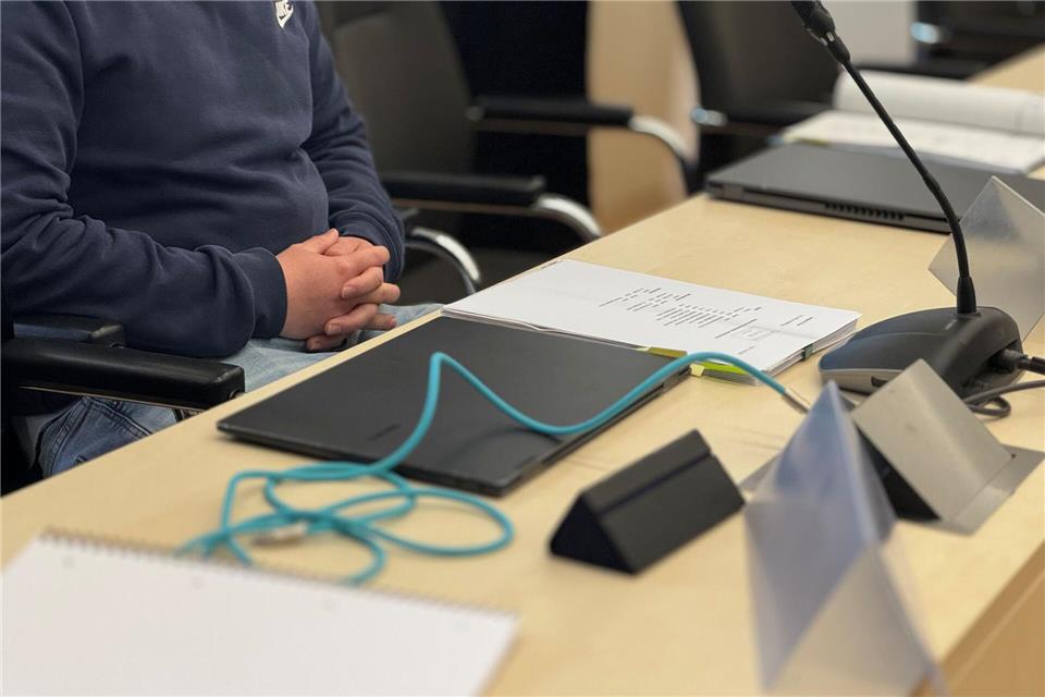 Knapp ein halbes Jahr nach einem Anschlag auf eine Flüchtlingsunterkunft im Ilm-Kreis müssen sich sechs Männer vor Gericht verantworten. Sebastian Haak/dpa-Zentralbild/dpa