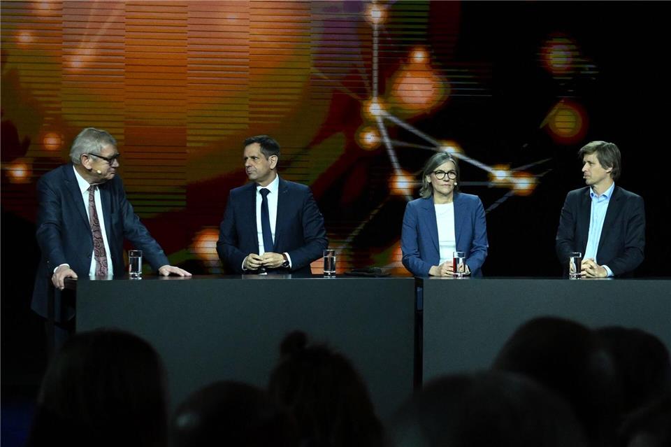 Knapp eine Stunde lang diskutierte Benner auf der Hannover Messe mit Gesamtmetall-Vize Arndt G. Kirchhoff, Ministerpräsident Olaf Lies (SPD) und IfW-Chef  Moritz Schularick (v.l.n.r.).Shireen Broszies/dpa