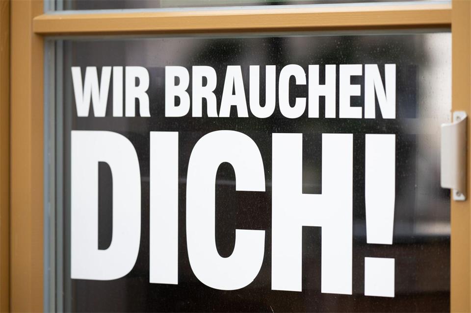 Knapp einem Viertel der Unternehmen fehlen Fachkräfte. (Archivbild)Sebastian Kahnert/dpa