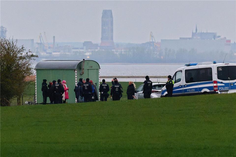 Knapp zehn Menschen drangen einem Sprecher des Schweriner Umweltministeriums in den Sperrbereich ein.Marcus Golejewski/dpa