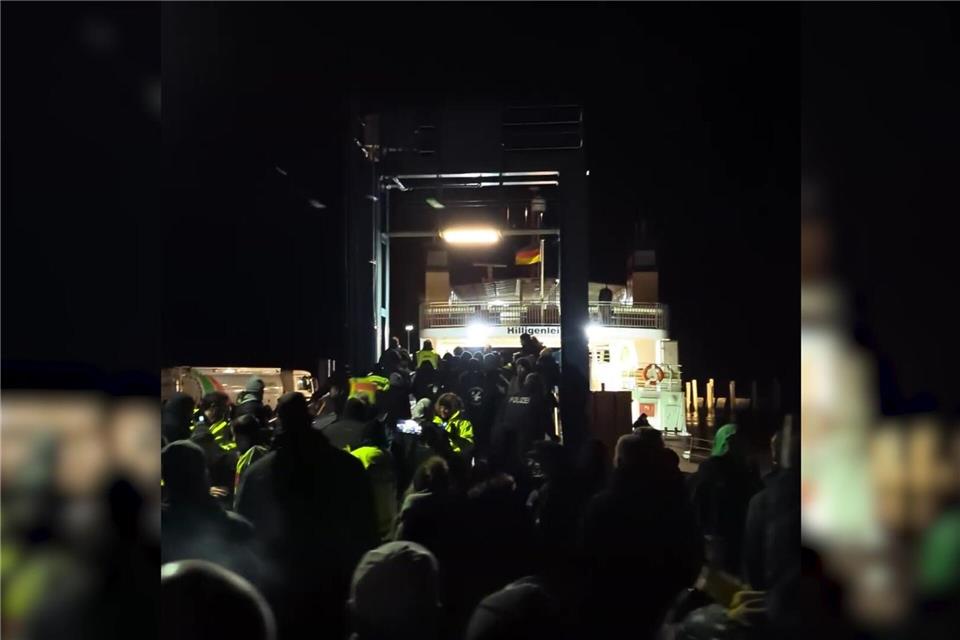 Knapp zwei Jahre nach der Protestaktion wurden Strafbefehle gegen sechs Teilnehmer und Teilnehmerinnen der Aktion erlassen.(Archivbild)-/WestküstenNews/dpa