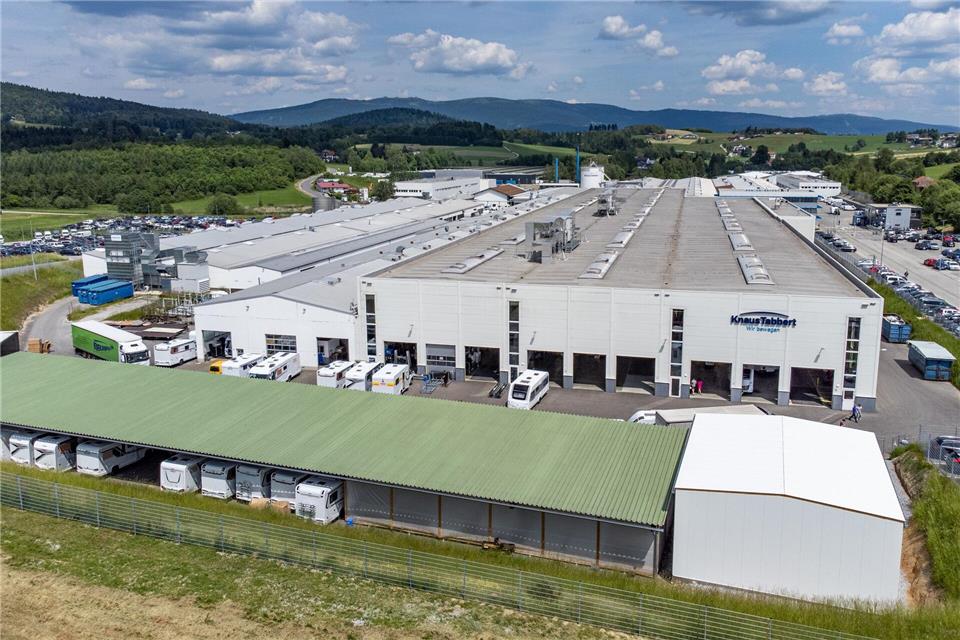 Knaus Tabbert musste vergangenes Jahr für 2 Monate die Produktion pausieren, das macht sich in den Zahlen bemerkbar. (Archivbild)Armin Weigel/dpa