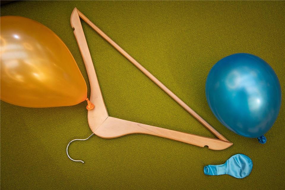 Knifflige Angelegenheit: Beim Verknoten von Luftballons ist Feinmotorik gefragt. Mit einem Hilfsmittel soll es einfacher gehen.Christin Klose/dpa-tmn