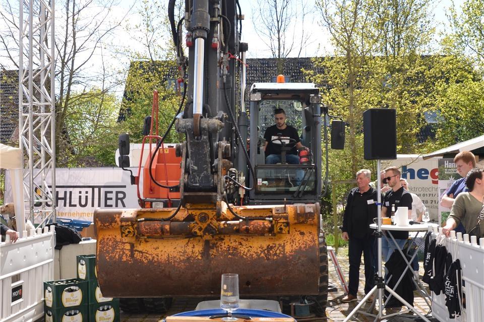 Knifflige Angelegenheit: Fast 50 Teilnehmer versuchten sich an der Bagger-Wette in Barlo. Es ging darum, mit der Schaufel möglichst viel Bier aus einer Flasche in ein Glas zu füllen.