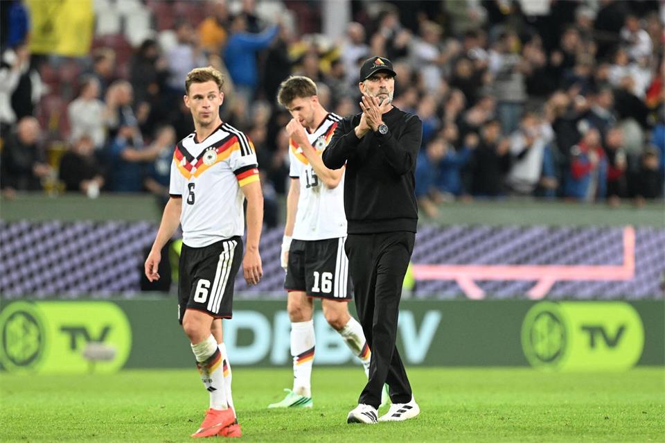 Knirscht es? Joshua Kimmich (l) und Jürgen Klopp nach dem verlorenen Spiel gegen Griechenland. (Archivbild)Federico Gambarini/dpa