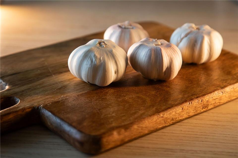 Knoblauch ist beliebt in der Küche, das Schälen kostet jedoch Zeit und Geduld.Christin Klose/dpa-tmn