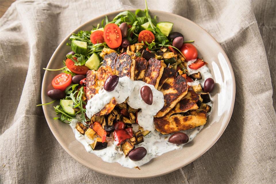 Knoblauch- oder Kräutersauce wird im Handumdrehen zum Dressing für den Halloumi-Salat.Christin Klose/dpa-tmn