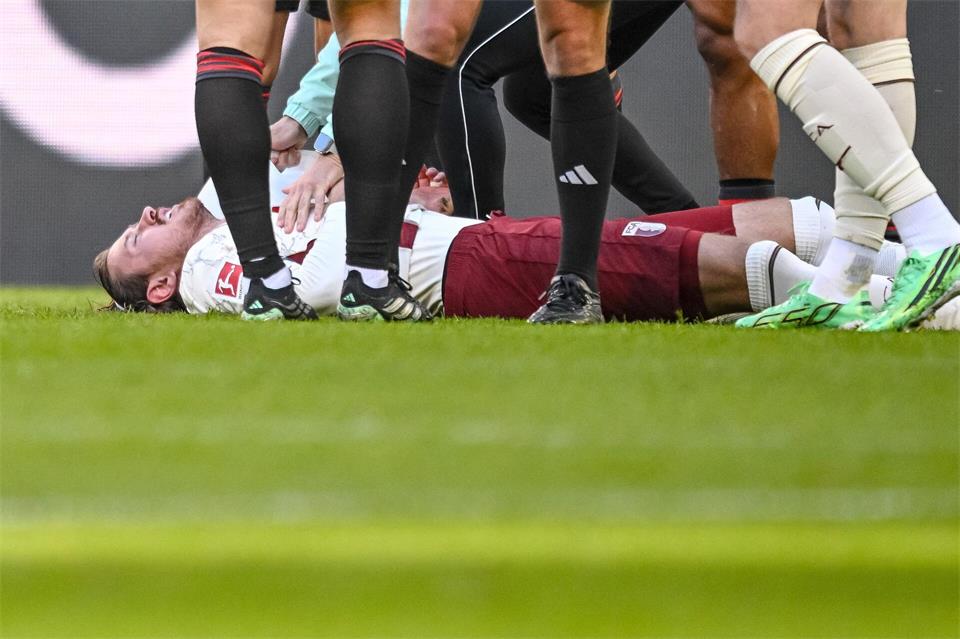 Knockout: Calvin Brackelmann liegt nach dem Kopftreffer verletzt am Boden.Harry Langer/dpa