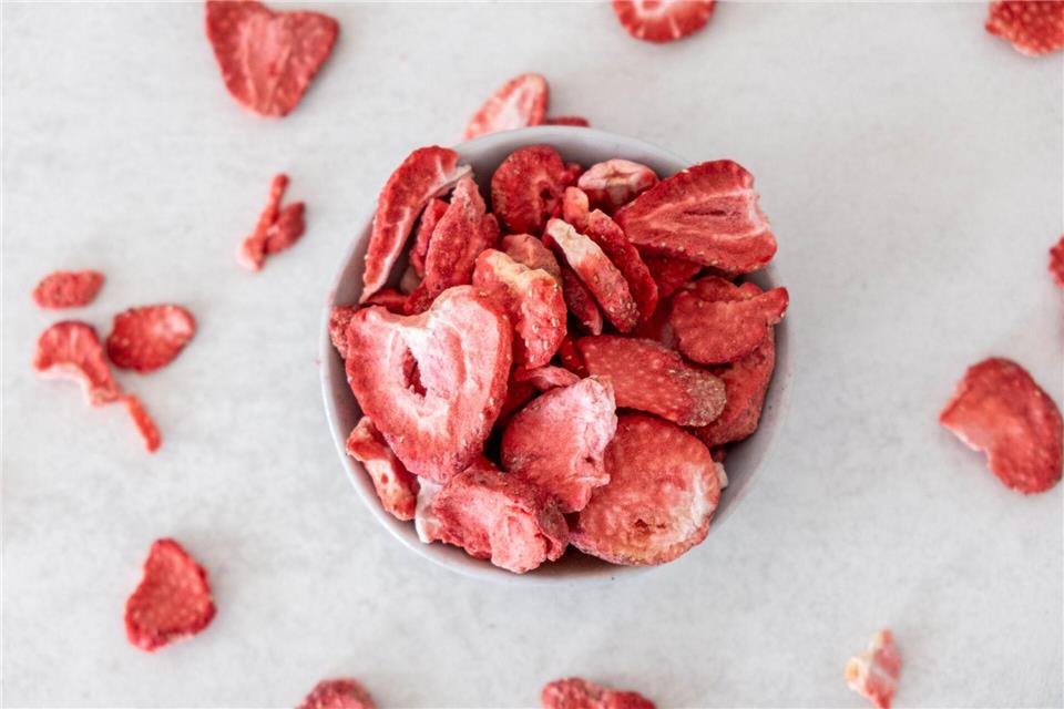 Knusprige Zeitkapseln: Gefriergetrocknete Früchte bewahren Geschmack, Farbe und Vitamine, und eignen sich perfekt für den Genuss außerhalb der Obstsaison.picture alliance/dpa/dpa-tmn