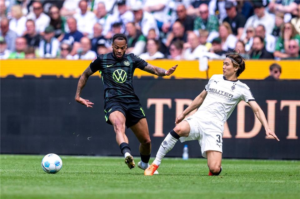 Ko Itakura (r) spielt in der kommenden Saison nicht mehr für Borussia Mönchengladbach.David Inderlied/dpa