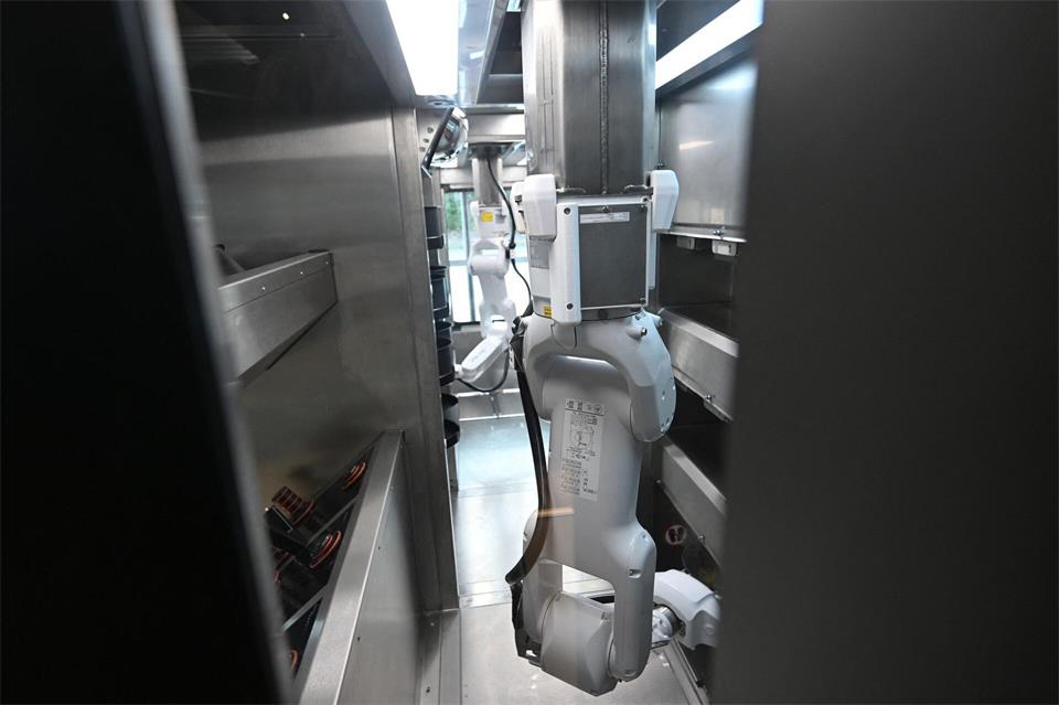Koch mit Greifarmen: Bis zu 120 Gerichte pro Stunde kann der Roboter zubereiten. Felix Hörhager/dpa
