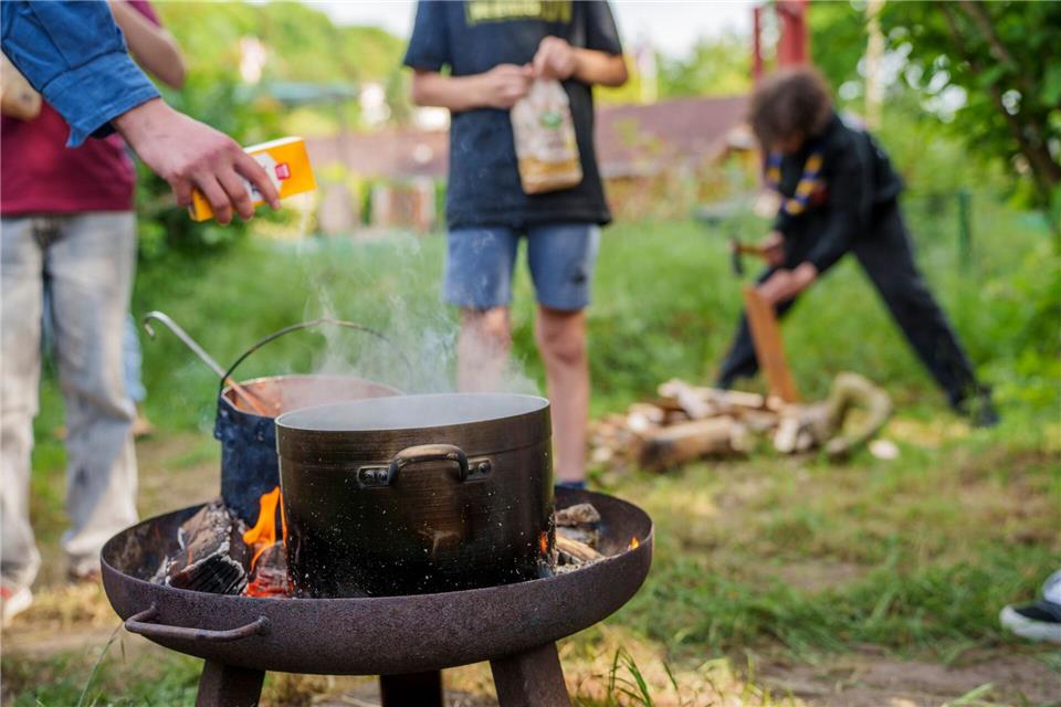 Kochen auf dem Lagerfeuer bei den Pfadfindern. Andreas Arnold/dpa
