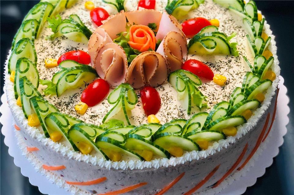 Kochschinkenröllchen und reichlich Gurkenscheiben zieren die Brottorte im Stader Café „Tischlein deck dich“ Alina Eine/Tischlein deck dich - Café/dpa-tmn