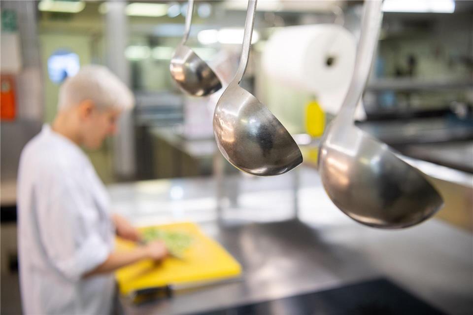 Köche im Restaurant werden ab Mai besser bezahlt. (Symbolbild)Sebastian Gollnow/dpa