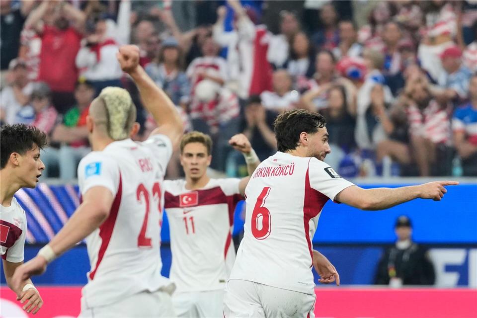 Kökcü (rechts) erzielte das zwischenzeitliche 2:1 für die Türkei.Andre Penner/AP/dpa