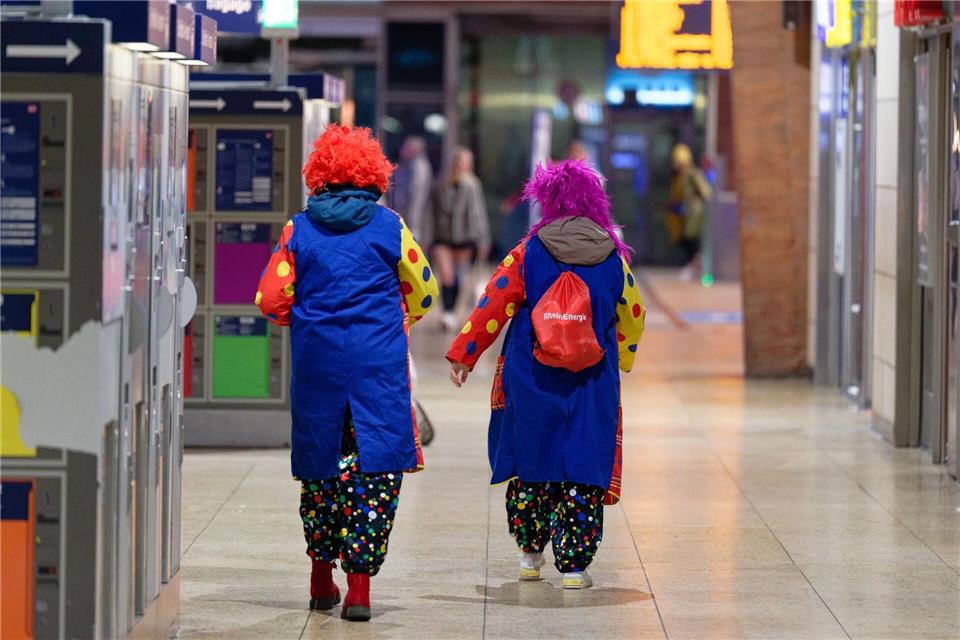 Erste Karnevalsfans in Köln unterwegs Kölle Allaaf um sieben Uhr: Zum 11.11. mischen sich so manche Clowns unter die Pendler am Kölner Hauptbahnhof.Henning Kaiser/dpa