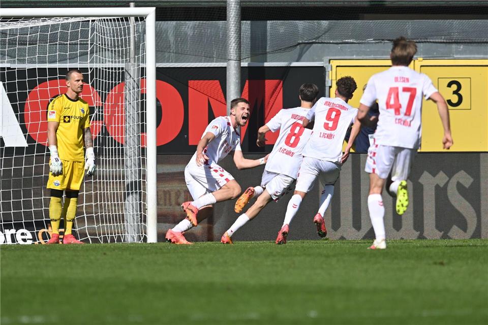 Köln kletterte durch ein umkämpftes 2:1 beim SC Paderborn zurück an die Tabellenspitze. Bernd Thissen/dpa