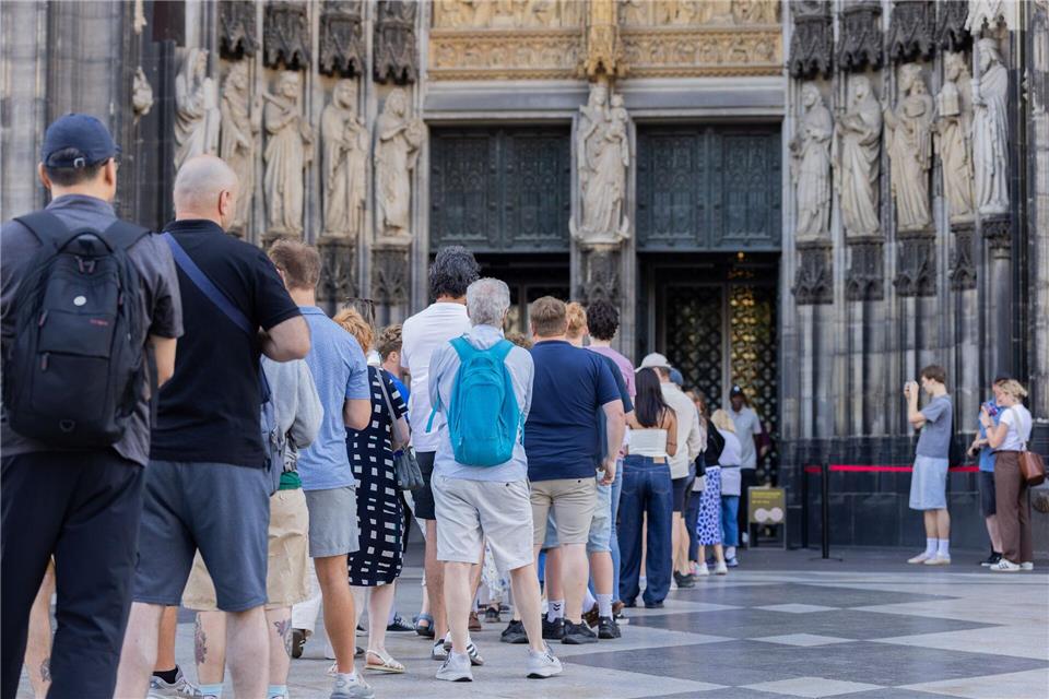 Kölner Dom: Eintritt für Besucher kostet jetzt zwölf EuroRolf Vennenbernd/dpa