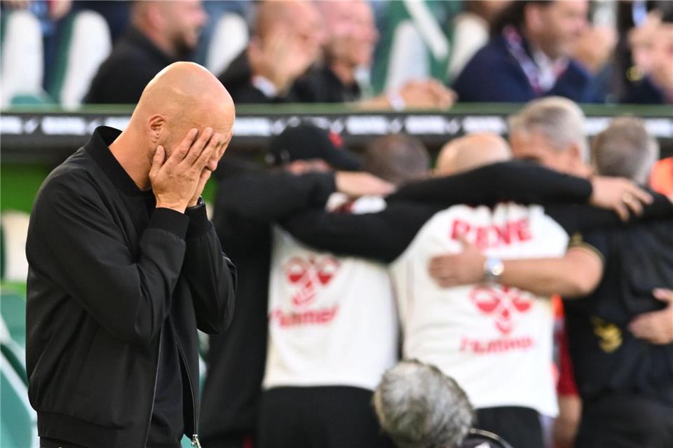 Kölner Jubel, Wolfsburger Entsetzen: VfL-Trainer Paul Simonis nach dem späten 3:3.dpa