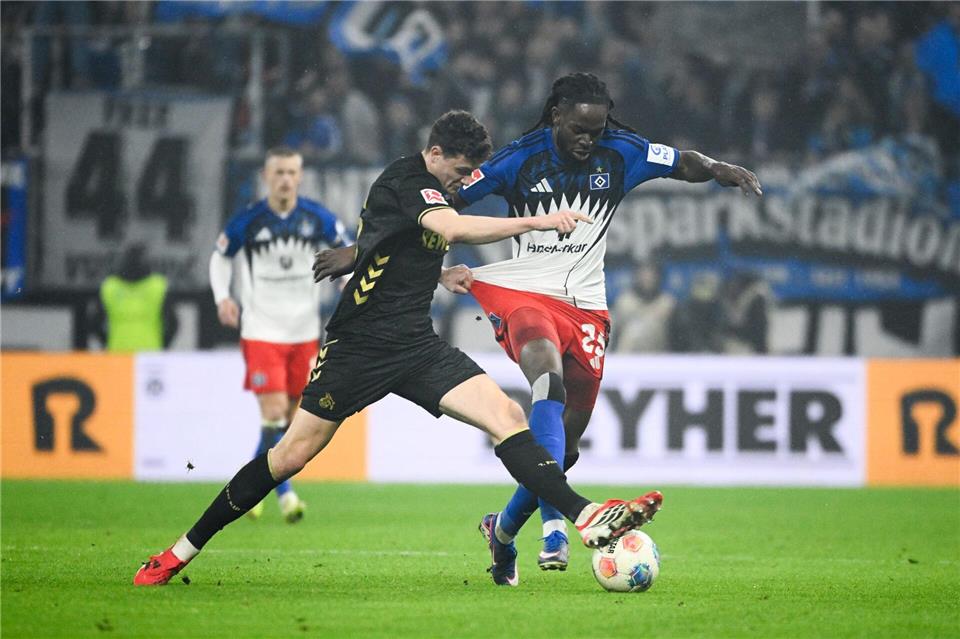 Kölns Eric Martel (l-r) und HSV-Abwehrspieler Jordan Torunarigha kämpfen um den Ball.Gregor Fischer/dpa