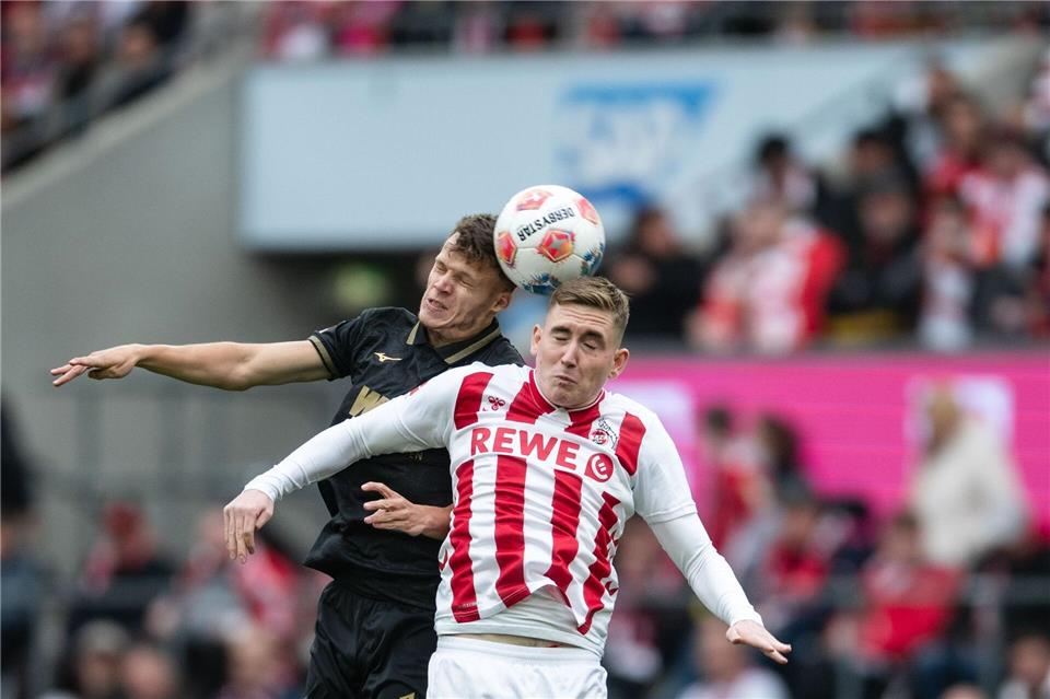 Kölns Isak Johannesson (r) und Augsburgs Robin Fellhauer kämpfen um den Ball.Marius Becker/dpa