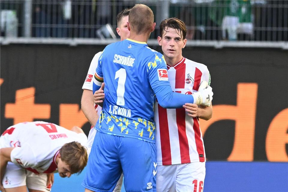 Kölns Jakub Kaminski (r) schoss beim 3:3 in Wolfsburg das späteste Tor der Bundesliga-Geschichte.dpa