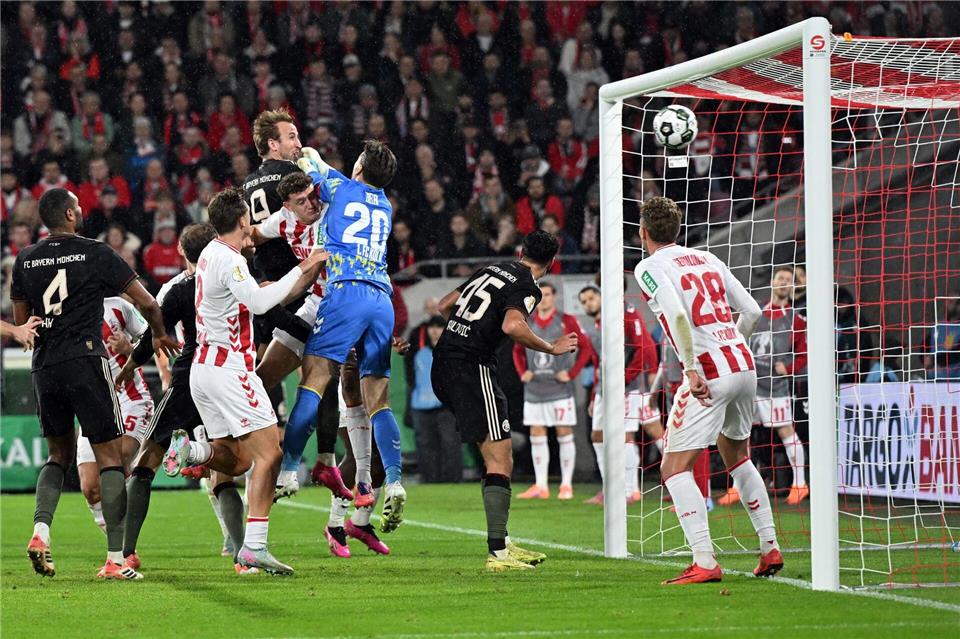 Kölns Keeper Zieler greift beim 3:1 der Bayern daneben.Federico Gambarini/dpa