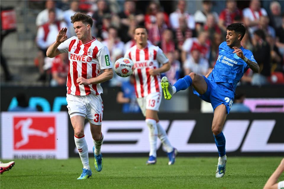 Kölns Marius Bülter im Duell mit Leverkusens Exequiel Palacios. Federico Gambarini/dpa