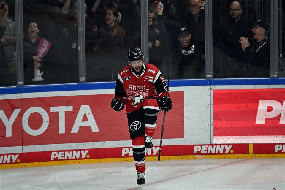 Kölns Tanner Kero gleicht gegen Meister Eisbären Berlin zum 2:2 aus.Federico Gambarini/dpa