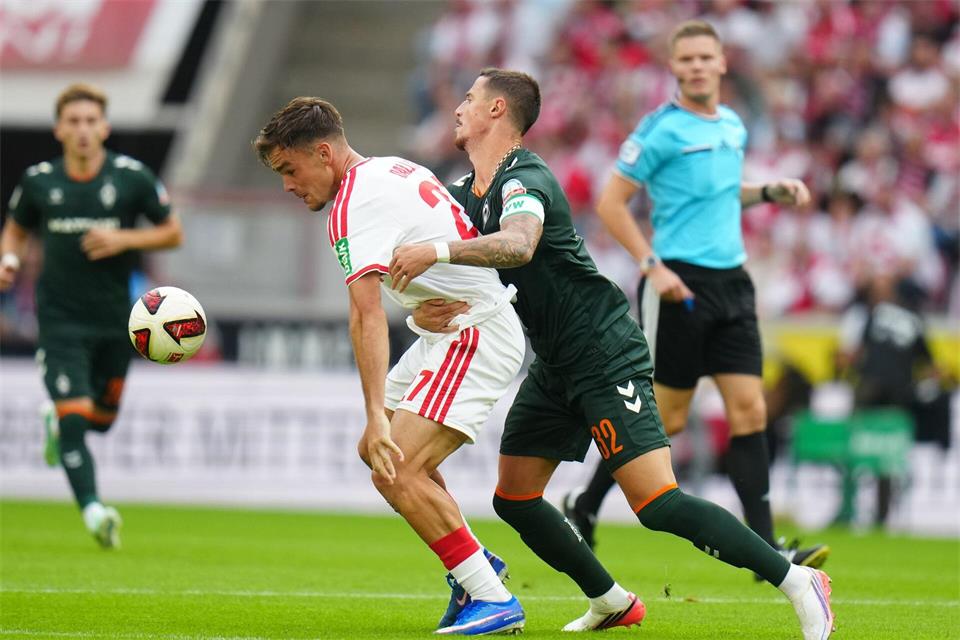 Kölns Thijs Dallinga (l) und Bremens Marco Friedl kämpfen ums den Ball.Thomas Frey/dpa