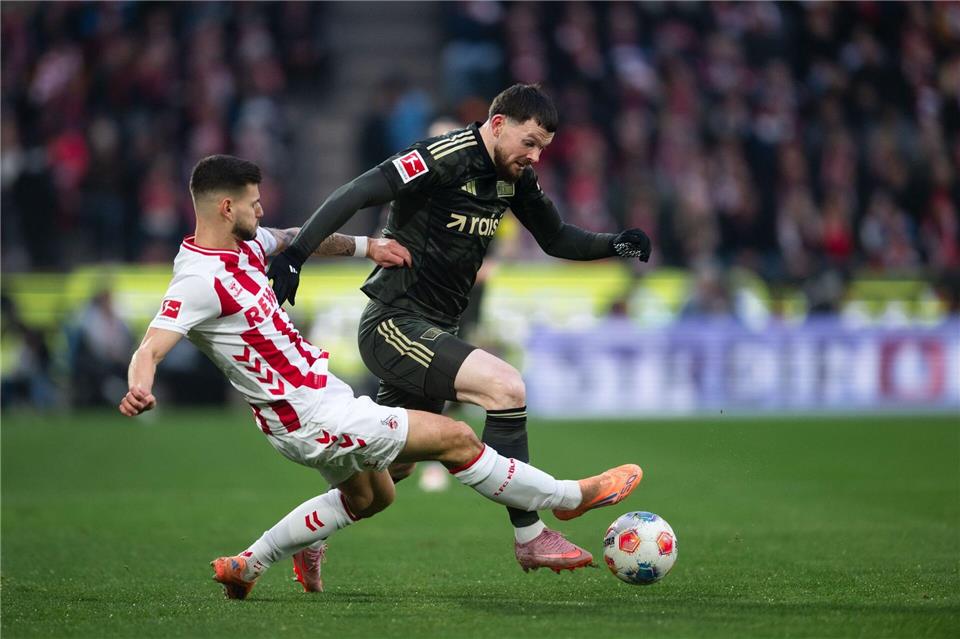 Kölns Tom Krauß (l) und Union Berlins Oliver Burke kämpfen um den Ball.Marius Becker/dpa