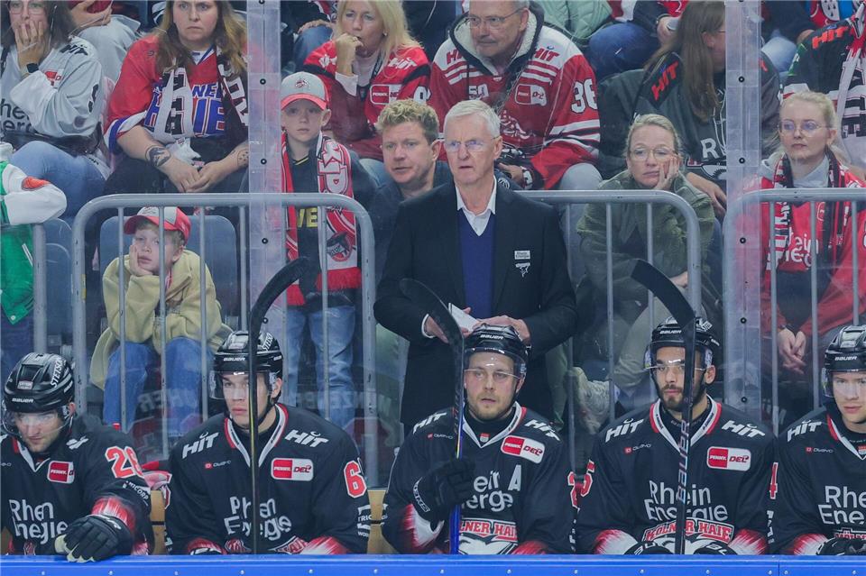 Kölns Trainer Kari Jalonen sieht auch gegen Bremerhaven wieder einen Sieg.Rolf Vennenbernd/dpa