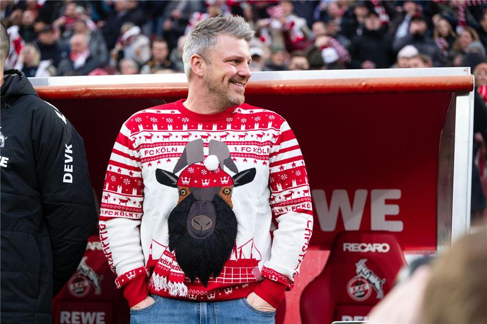 Kölns Trainer Lukas Kwasniok im Weihnachtspullover. Marius Becker/dpa