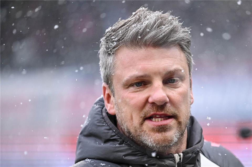 Kölns Trainer Lukas Kwasniok musste nach dem 2:2 in Heidenheim zu einem Fan-Plakat Stellung nehmen.Harry Langer/dpa