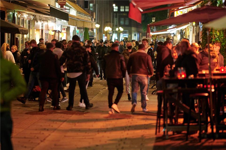 Kölsch oder Alt? Köln oder Düsseldorf - wer hat die längste Theke? Diese Frage ist statistisch entschieden. (Archivbild)Henning Kaiser/dpa