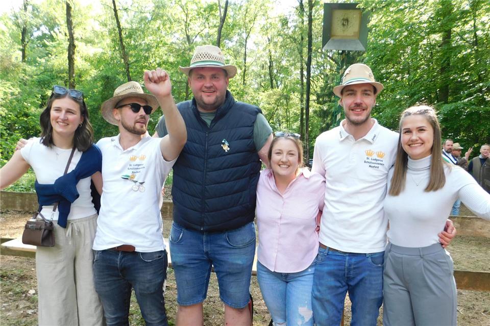 König André Kappenhagen und Königin Lea Schober mit ihrem Throngefolge Luca Terodde mit Annika Olbing (links) sowie Luis Rottstegge und Christina Sühling (rechts) direkt nach dem Königsschuss an der Vogelstange.