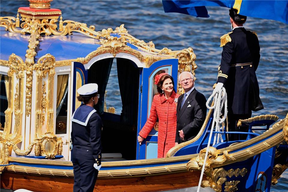 König Carl XVI. Gustaf (2. v. rechts) und Königin Silvia (2. v. links) fahren zur Goldhochzeit auch mir der königlichen Barkasse „Vasaorden“. Pontus Lundahl/TT News Agency/AP/dpa