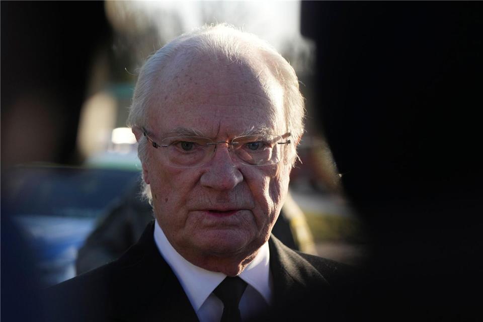 König Carl XVI. Gustaf hat während seiner langen Zeit als Monarch auch viele stürmische Zeiten durchgemacht. (Archivbild)Sergei Grits/AP/dpa