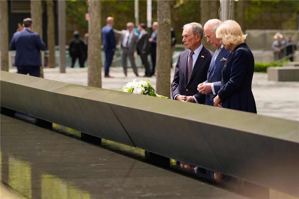 König Charles III. (M) und Königin Camilla gedenken der Opfer von 9/11.Seth Wenig/AP/dpa